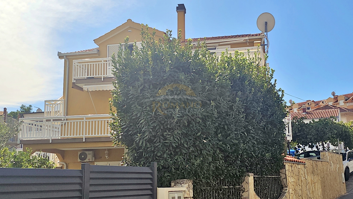 Casa con appartamenti a Okrug Gornji/Čiovo, seconda fila dal mare - 5 appartamenti